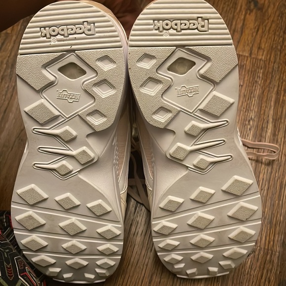 Reebok pink And white size 10.5 - Picture 3 of 4